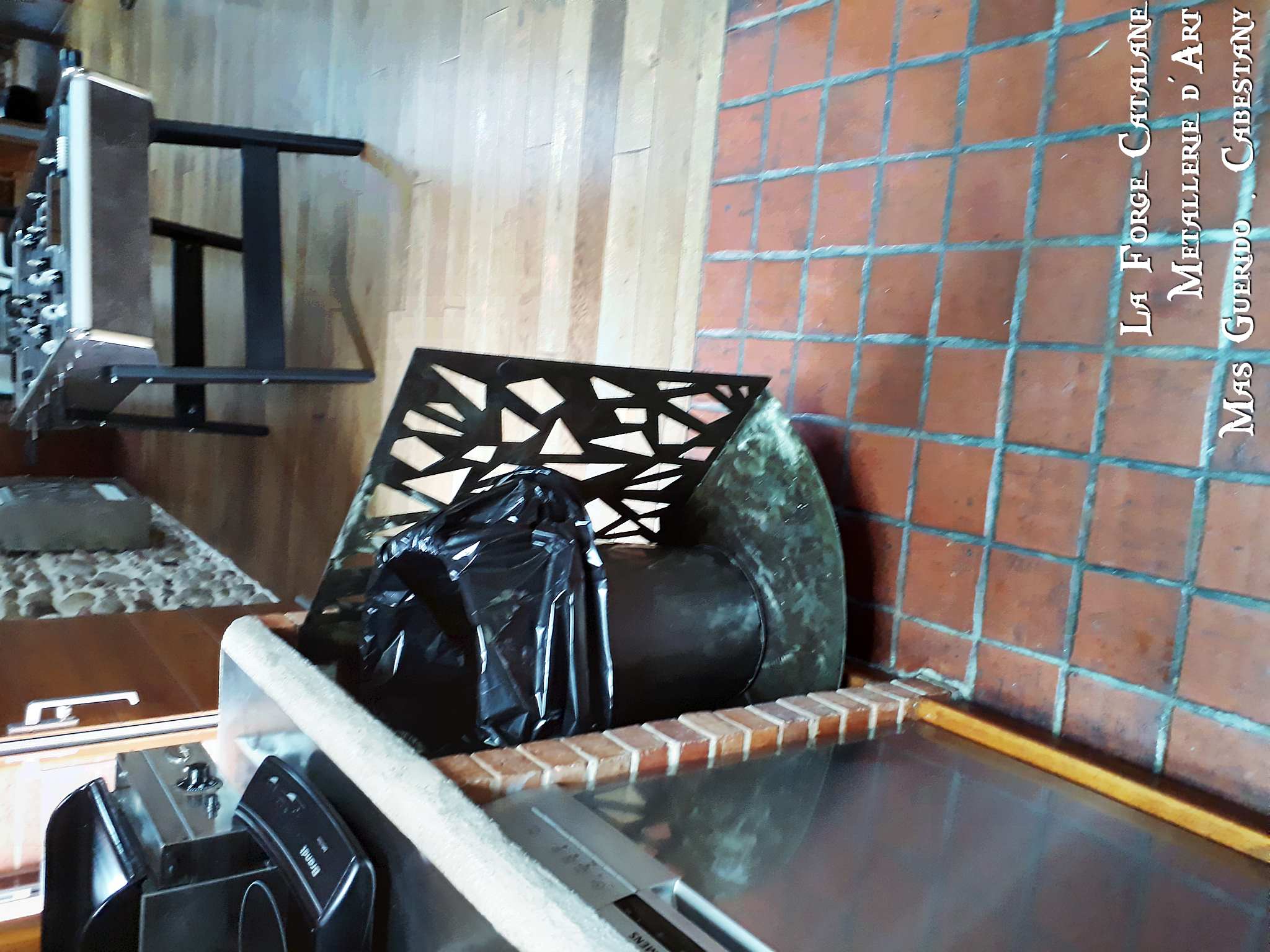 porte meuble industriel decoupe laser forge catalane.jpg